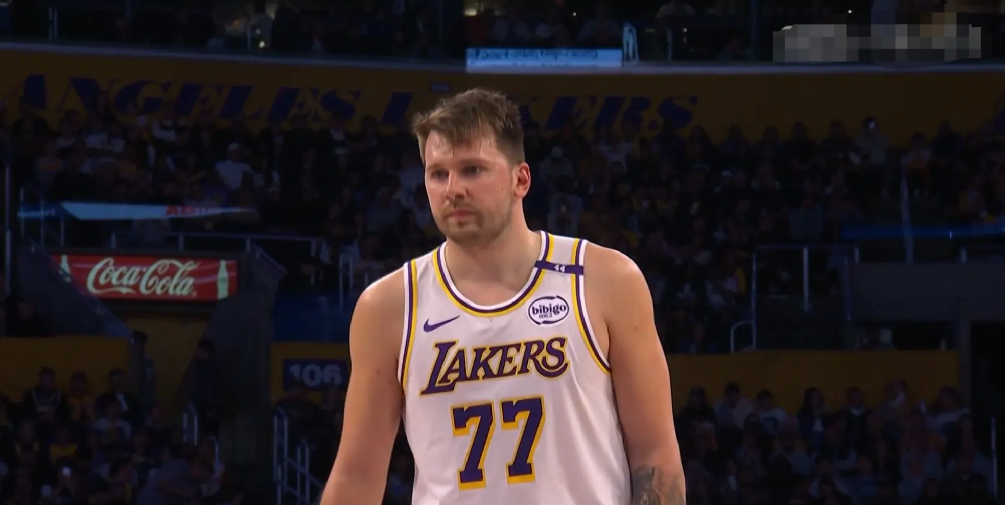 东契奇在湖人比赛中反败为胜，比赛局势复杂引发热议！